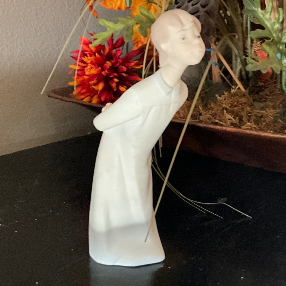 Lladro kissing Boy matte finish repaired neck. 33-LR